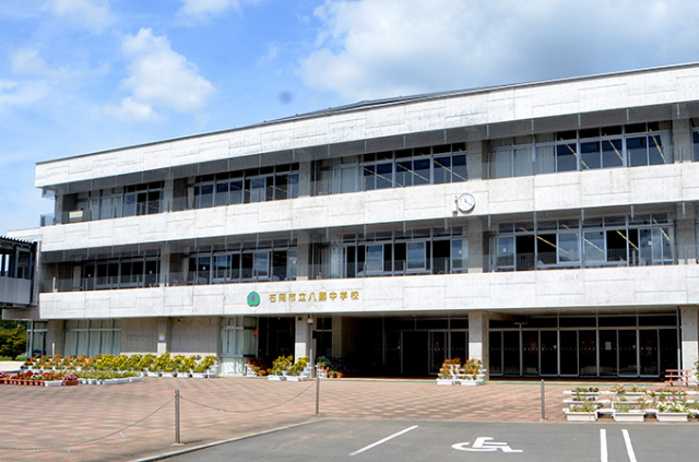 学校外観（八郷中）