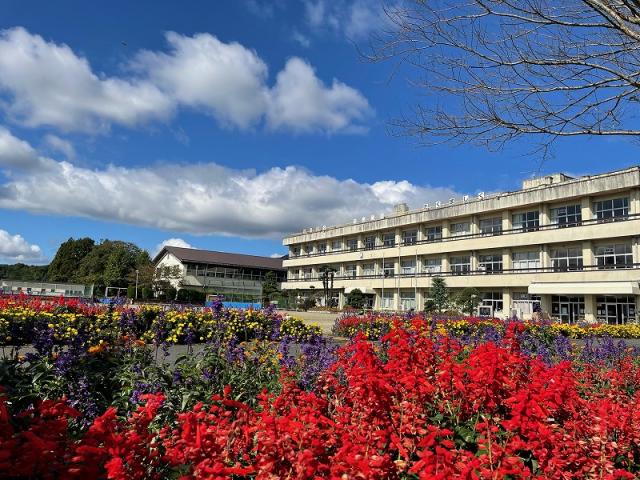学校外観（瓦会小）
